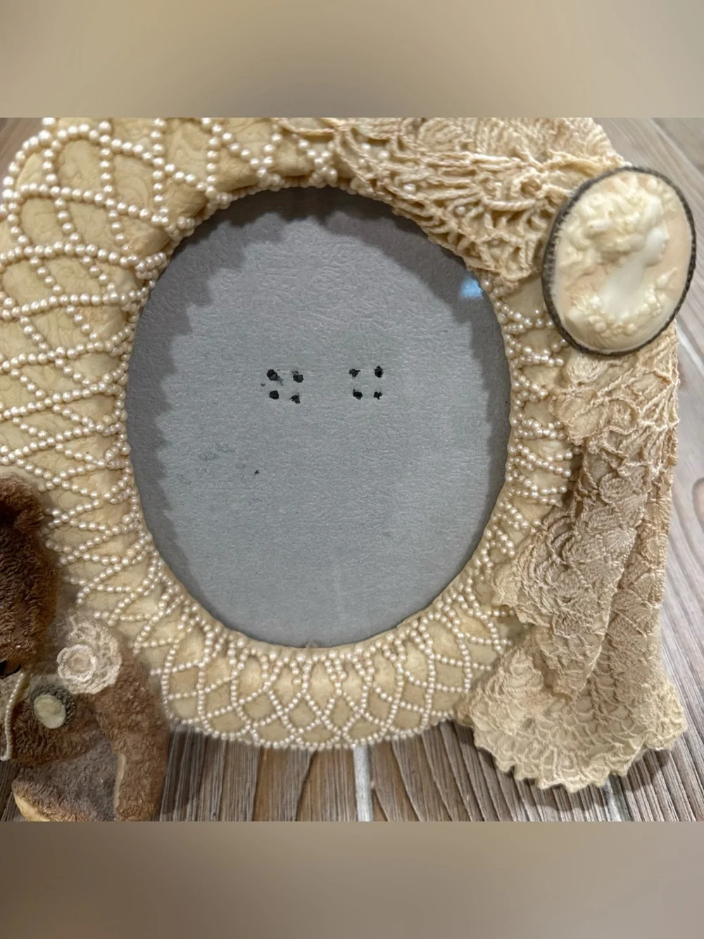 VTG 1996 United Design Corp Cameo Teddy Oval Picture Frame Lace Pearls Velvet